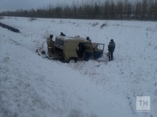Водителя «УАЗа» зажало в салоне после столкновения с грузовиком на трассе в РТ
