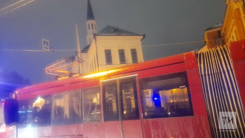 У трамвая в Казани на ходу загорелась крыша