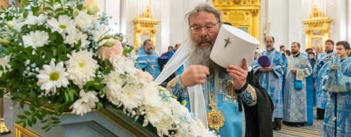 Митрополит в День Казанской иконы Богородицы: Мы все должны молиться о возвращении мира