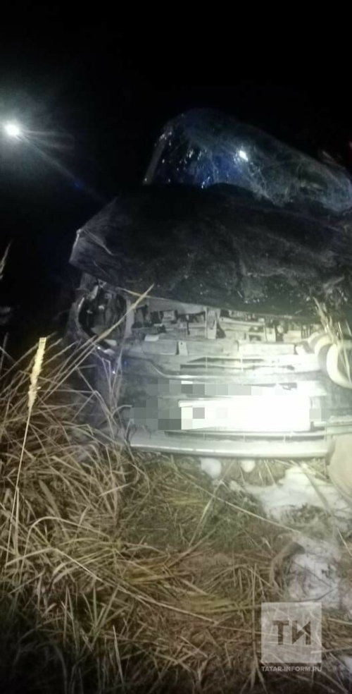 Внедорожник опрокинулся в кювет в Татарстане, водитель сломал позвоночник