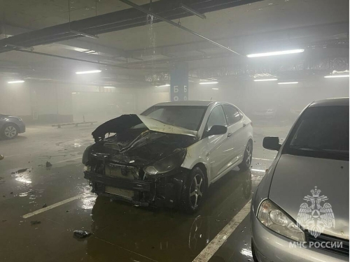 На подземной парковке ТЦ «Южный» в Казани загорелся  автомобиль