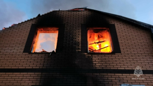 Начало пожара в частном доме в Мензелинске попало на видео