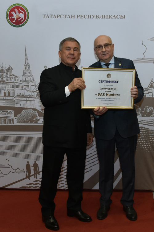 Минниханов вручил сертификат на 43 автомобиля сотрудникам Госкомитета РТ по биоресурсам