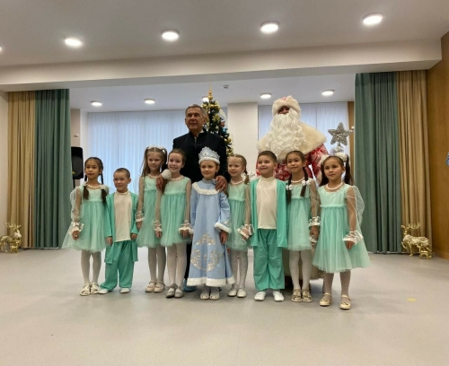 Минниханов в Альметьевске посетил жилой дом со встроенным детским садом