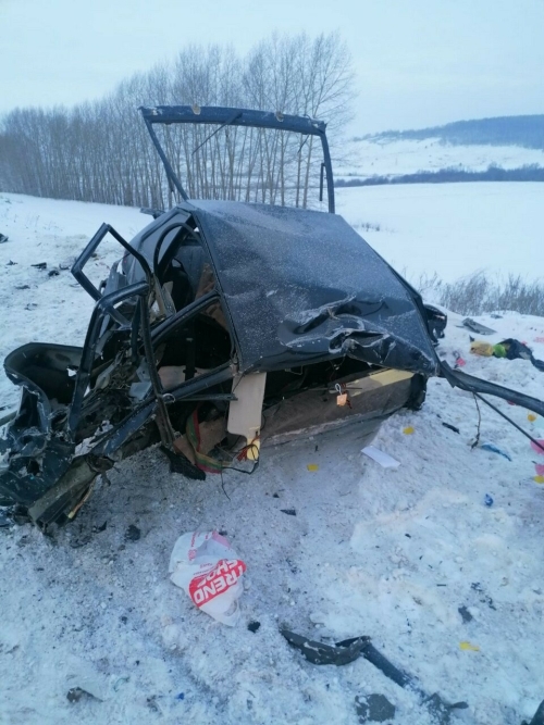 Водитель легковушки погиб, влетев в фургон на трассе под Альметьевском