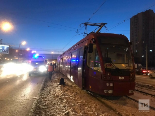 Рано утром в Казани из-за обледенения провода замкнуло токоприемники трамвая