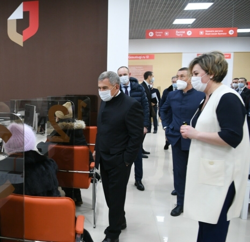 Минниханов в Нижнекамске посетил новый филиал Многофункционального центра