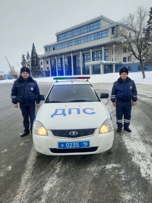 В Казани автоинспекторы помогли доехать до больницы мужчине с болями в сердце