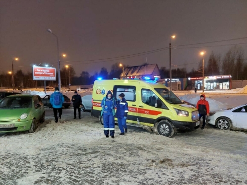 В Казани женщина разбилась насмерть, выпав из окна квартиры на козырек магазина