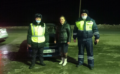 Автоинспекторы в РТ помогли женщине-водителю, авто которой застряло в поле в снегу