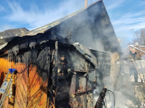 Мужчина получил ожоги, пытаясь потушить свой дом на Высокой Горе