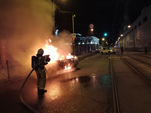 Ночью в центре Казани на ходу вспыхнуло авто, водитель с ожогами в больнице