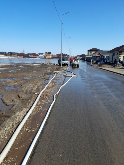 У лицея в Куюках продолжаются работы по очистке дороги от воды