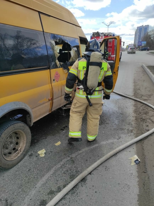 В Челнах пожарные потушили загоревшийся микроавтобус