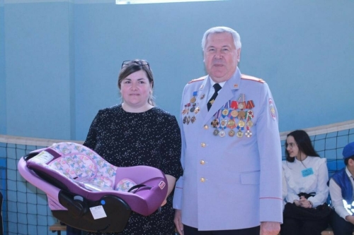 Ветераны Госавтоинспекции подарили автокресла многодетным семьям из Чистополя