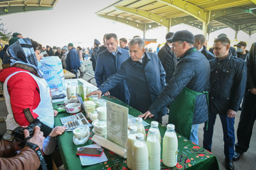 Рустам Минниханов посетил сельхозярмарку в агропромпарке «Казань»