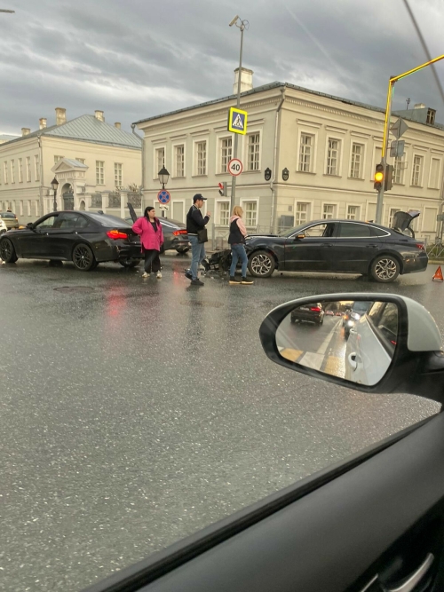 Один человек пострадал в столкновении двух иномарок в центре Казани