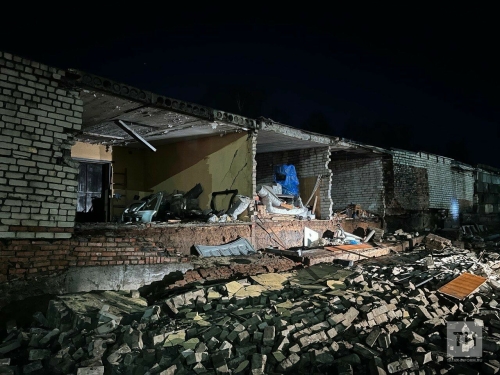 Ночью в Казани обрушилась часть стены гаражного комплекса