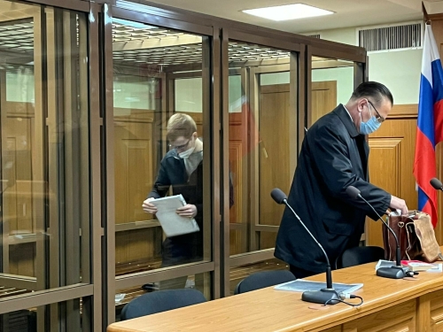 «Кто его самого шесть раз ранил ножом?»: зарезавшему девушку и ее семью продлили арест