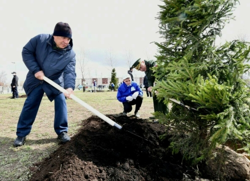Минниханов в рамках акции «Сад памяти» высадил деревья в сквере у вокзала Казань-2