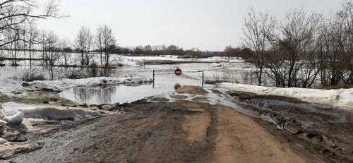 Паводковые воды затопили низководный мост в Нурлатском районе Татарстана
