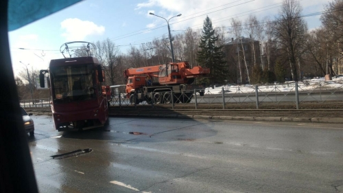 В Казани из-за разрыва рельсов с путей сошел трамвай
