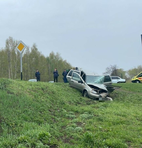 Три человека пострадали в столкновении двух легковушек в Бугульме