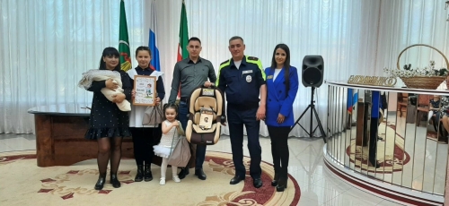Автоинспекторы подарили многодетной семье из Татарстана автокресло