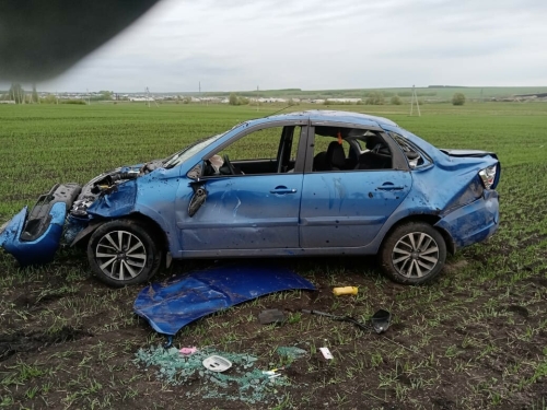 Рано утром в Татарстане с трассы в кювет вылетела легковушка, пострадал пассажир