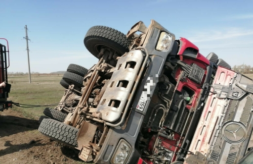 Цементовоз из Перми вылетел в кювет в Татарстане, пострадал водитель