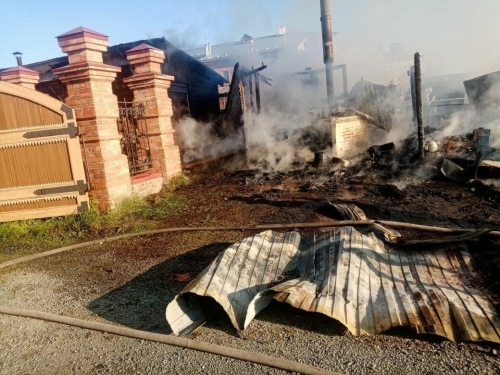 Рано утром в «Ленивом Торжке» в Свияжске сгорели торговые павильоны