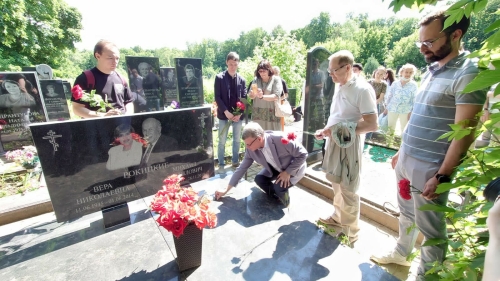 Медики возложили цветы на могилы известных врачей на Арском кладбище в Казани