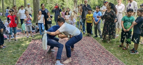 Бег в мешках и перетягивание каната: в Душанбе отпраздновали Сабантуй