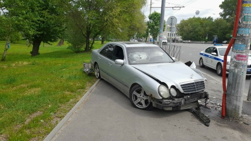 В Казани автоледи на Mercedes снесла забор и ушла с места ДТП в больницу