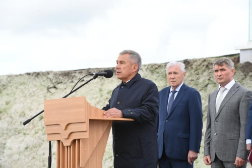 Минниханов и Комаров открыли мемориал труженикам тыла в Чувашии