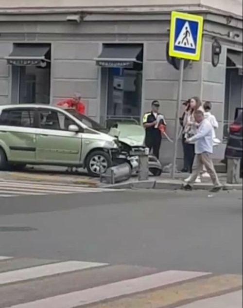 Два авто вылетели на тротуар после массового ДТП в центре Казани, есть пострадавшие