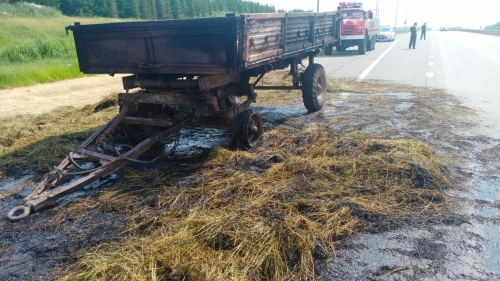 На трассе М7 под Казанью загорелся прицеп с сеном