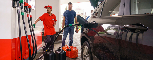 «Назад пятками не ходят»: водители ждут роста цен на АЗС, несмотря на избыток бензина