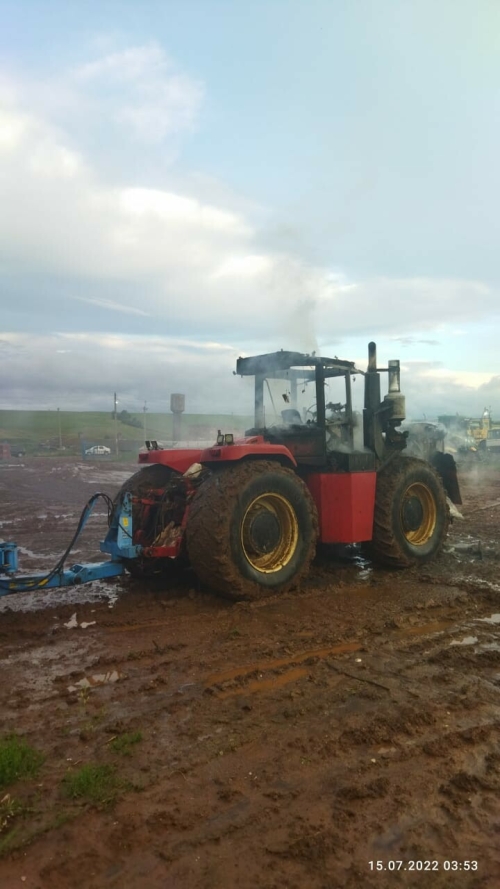Ночью в поле у татарстанского села вспыхнул трактор
