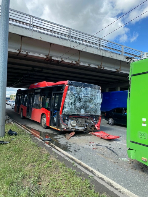 В Казани столкнулись троллейбус и автобус, есть пострадавшие