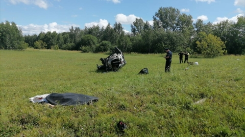 В Казани легковушка на скорости задела грузовик и вылетела в кювет, один человек погиб