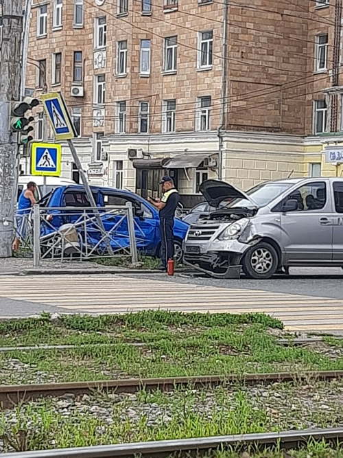 Малолитражка снесла знак после ДТП с микроавтобусом в Казани, пострадал один человек