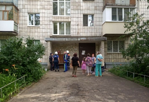 В Казани помогли женщине, которая застряла в скамейке у подъезда