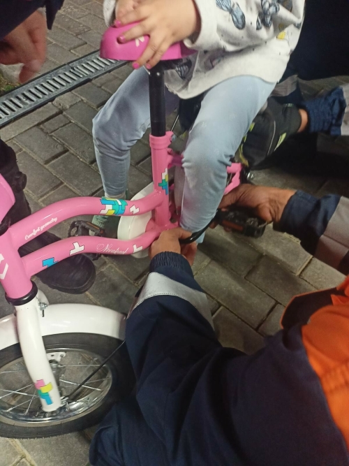 В Казани спасатели помогли маленькой девочке, у которой нога застряла в велосипеде