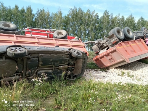 Груженный щебнем «КАМАЗ» завалился на легковушку после ДТП в Татарстане