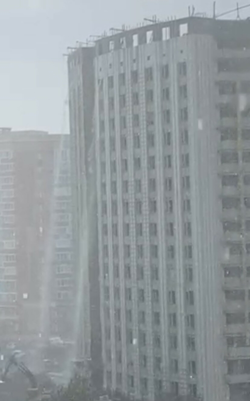 Очевидцы сняли на видео «водопад» с недостроенного дома в Казани во время ливня