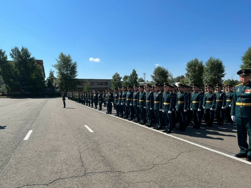 Минниханов поздравил выпускников Казанского танкового училища с получением дипломов