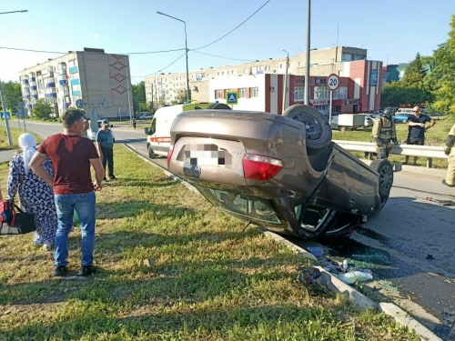 В Лениногорске легковушка опрокинулась на крышу после ДТП, пострадали два человека