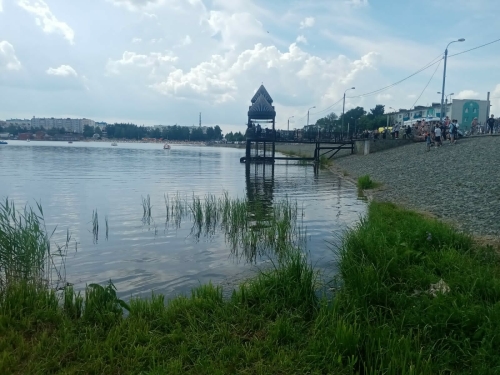 В Альметьевске ищут девушку-подростка, которая нырнула в воду и пропала