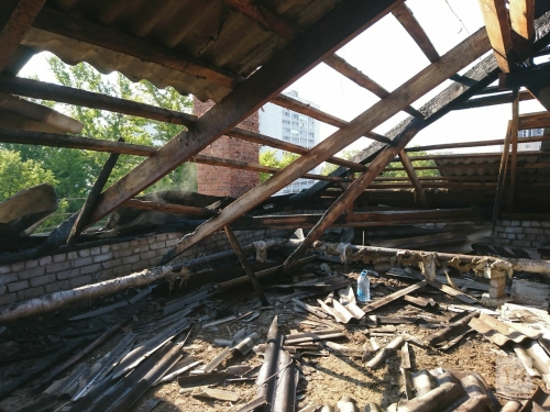 Из-за пожара на крыше жилого дома в Казани эвакуировались 40 жильцов